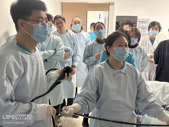 宁手斌教授与助手张静操作演示.jpg